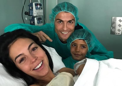 Georgina Rodríguez y Cristiano Ronaldo, con su hija Alana y el pequeño Cristiano.