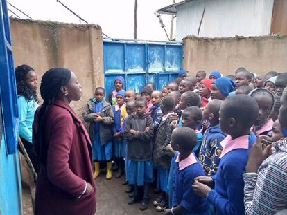 Una sesión de mentoría de la ONG Polycom con alumnas de la Escuela Primaria Olympic, en Kibera (Nairobi).