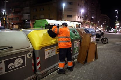 Recogida de basuras en el centro de Tarragona.