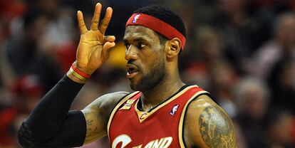 LeBron James celebra un punto ante los Bulls de Chicago