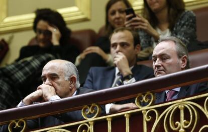 Los presidentes de Murcia, Alberto Garre, a la izquierda, y de la Comunidad valenciana, Alberto Fabra, a la derecha, asisten desde la tribuna de invitados a la la sesión de tarde de la primera jornada del debate del estado de la nación.