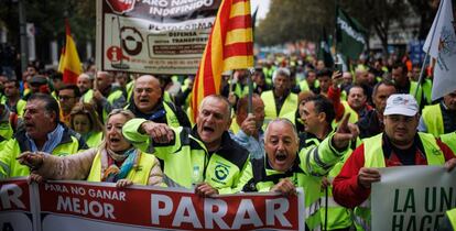 Cabecera de la manifestación de transportistas que recorrió ayer el centro de Madrid convocada por la Plataforma en Defensa del Transporte.