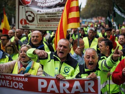 Cabecera de la manifestación de transportistas que recorrió ayer el centro de Madrid convocada por la Plataforma en Defensa del Transporte.