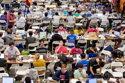 Los participantes del Cal Hacks 2.0, un 'hackathón' de 36 horas, trabajan dentro del estadio de fútbol de la Universidad de California en Berkeley. Según los organizadores, fueron 2071 los participantes que acudieron de 143 colegios y de 10 países. Los 'hackatones' son eventos que duran días y reúnen a programadores informáticos y otros expertos en el desarrollo de 'software' y 'hardware' que colaboran en un mismo proyecto durante un tiempo establecido, frecuentemente optando a premios y galardones. Forman una parte importante del ecosistema de la industria tecnológica. Berkeley, California, octubre, 2015.