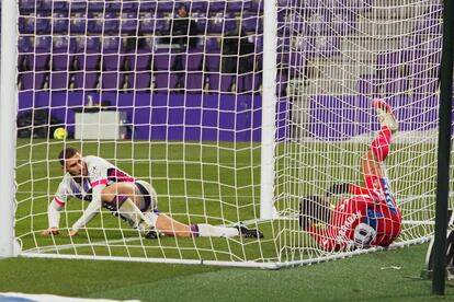 Weismann marca un gol que fue anulado, este martes en Zorrilla.