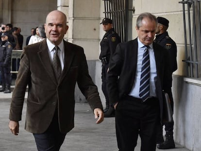 Manuel Chaves (izquierda), a su llegada al tribunal.