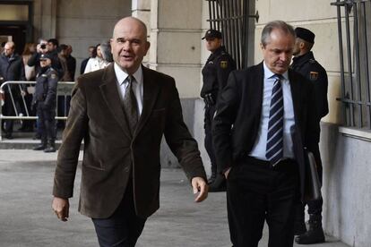 Manuel Chaves (izquierda), a su llegada al tribunal.