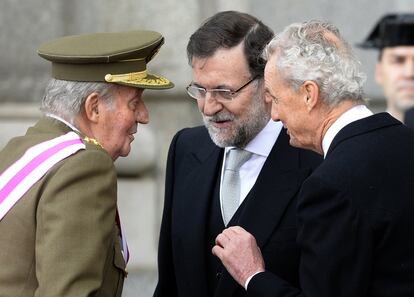 El Rey habla con el presidente del Gobierno, Mariano Rajoy y el ministro de Defensa, Pedro Morenés durante la Pascua Militar.