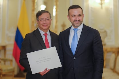 El presidente de Colombia, Gustavo Petro, posando junto al embajador de España, Santiago Jiménez Martín.