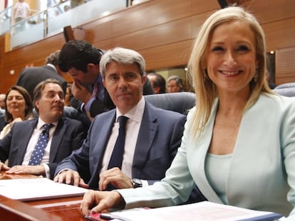 Cristina Cifuentes, en primer t&eacute;rmino en la Asamblea. A su lado, &Aacute;ngel Garrido, Jaime Gonz&aacute;lez Taboada y, al fondo, Carlos Izquierdo.