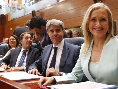 Cristina Cifuentes, en primer término en la Asamblea. A su lado, Ángel Garrido, Jaime González Taboada y, al fondo, Carlos Izquierdo.