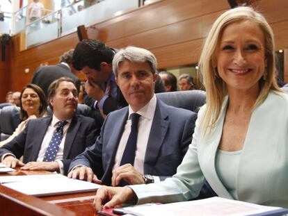 Cristina Cifuentes, en primer t&eacute;rmino en la Asamblea. A su lado, &Aacute;ngel Garrido, Jaime Gonz&aacute;lez Taboada y, al fondo, Carlos Izquierdo.