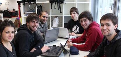 De izquierda a derecha, Matxalen Palacio, Ander Iturriagagoitia, Iñigo Peña, Xabi Igoa, Unai Magdaleno y Jon Etxeberria, impulsores del proyecto Berdeago y alumnos de Mondragon Unibertsitatea.