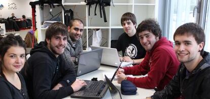 De izquierda a derecha, Matxalen Palacio, Ander Iturriagagoitia, Iñigo Peña, Xabi Igoa, Unai Magdaleno y Jon Etxeberria, impulsores del proyecto Berdeago y alumnos de Mondragon Unibertsitatea. 