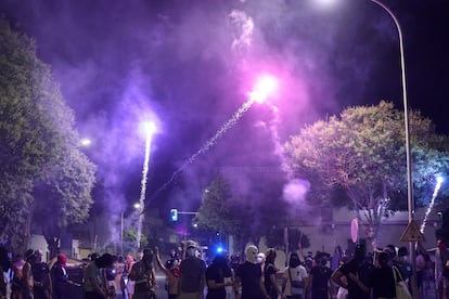 Un grupo de jóvenes lanzan bengalas esta madrugada en Torre Pacheco.