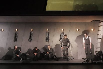 'Escuadra hacia la muerte' se estrenó en 1953 en el Teatro María Guerrero, con el Teatro Español Universitario y bajo la dirección de Gustavo Pérez Puig; fue prohibida por la autoridad militar.