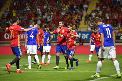 David Silva es felicitado por sus compañeros por uno de sus goles.