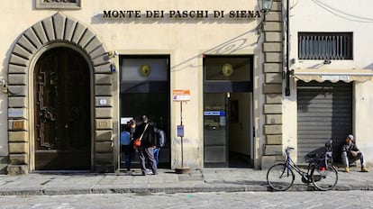 Clientes usando un cajero autom&aacute;tico del Monte Dei Paschi en Florencia.
