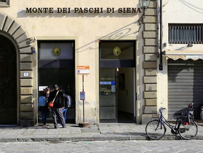 Clientes usando un cajero autom&aacute;tico del Monte Dei Paschi en Florencia.