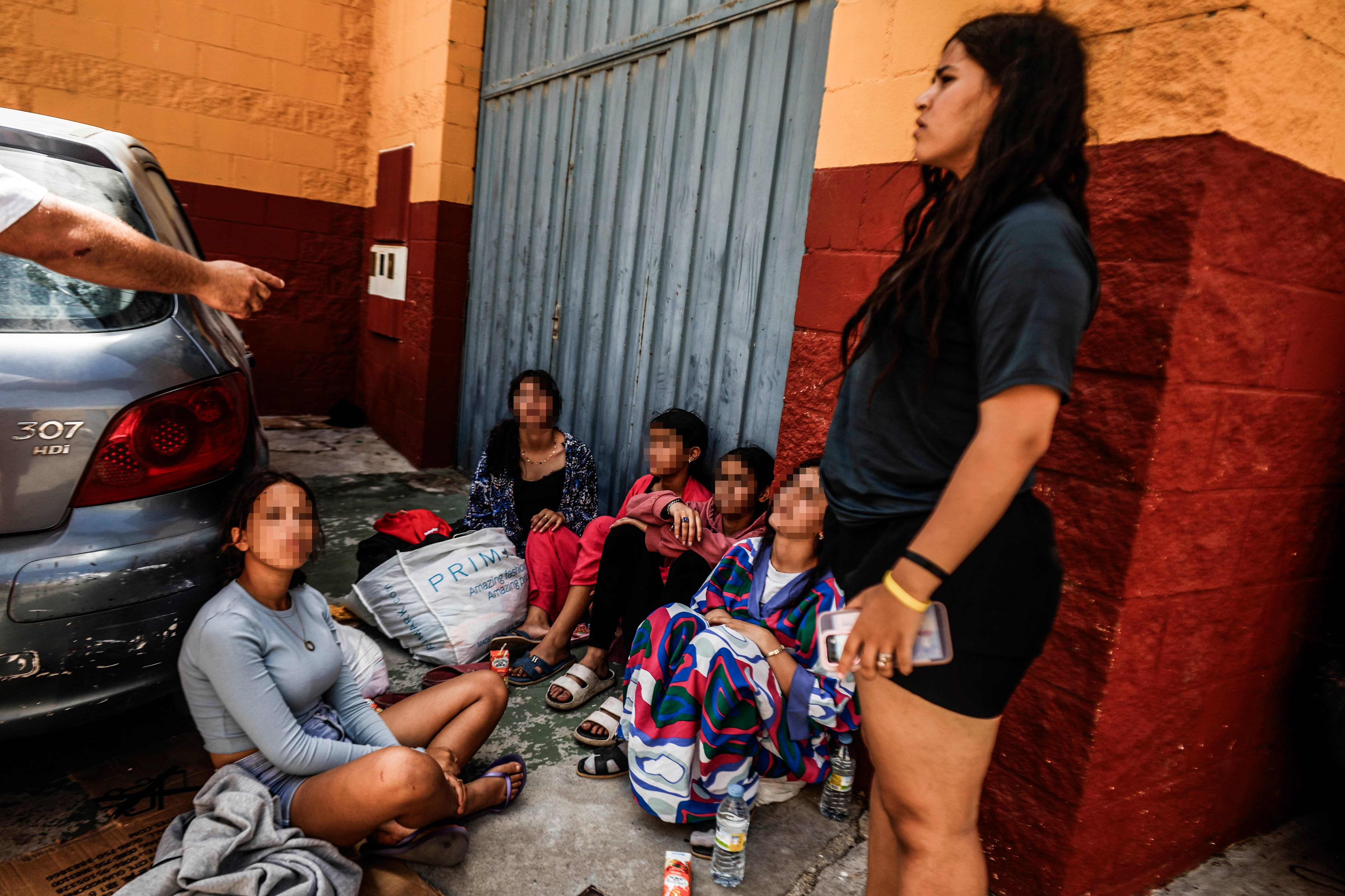 Un grupo de jóvenes, este lunes en Ceuta. 