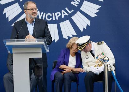 Javier Barbero interviene en el acto, mientras la alcaldesa conversa con el jefe de la Policía.