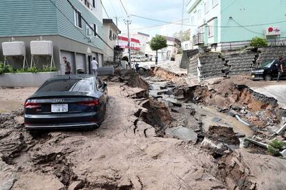 Un vehículo, atascado en una calle dañada por un terremoto en Sapporo (Japón).