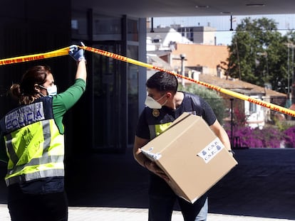 Agentes de la UDEF, durante un registro efectuado el pasado junio en L'Hospitalet de Llobregat en una operación contra la corrupción.