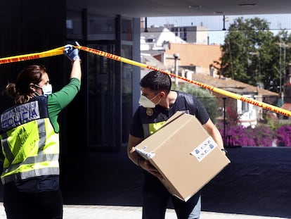 Agentes de la Policía Nacional de Barcelona registrando la sede del Consell Esportiu de L'Hospitalet de Llobregat, en junio de 2020.