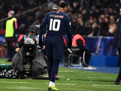 Neymar se retira lesionado el 23 de enero.