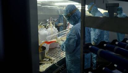 Científicos del laboratorio chino Yisheng Biopharma trabajan en el desarrollo de una vacuna contra la covid-19 en Shenyang, China, el 20 de junio de 2020.