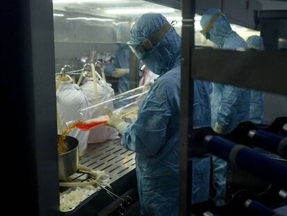 Científicos del laboratorio chino Yisheng Biopharma trabajan en el desarrollo de una vacuna contra la covid-19 en Shenyang, China, el 20 de junio de 2020. 