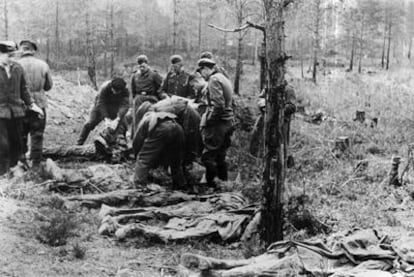 Hallazgo de restos de los militares polacos enterrados en fosas comunes en el bosque de Katyn, en 1943.