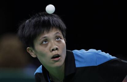 Ching Cheng (Taiwan) juega contra Viktoria Pavlovich de Belarus durante la clasificación femenina de tenis de mesa, en los Juegos Olímpicos de Río 2016.