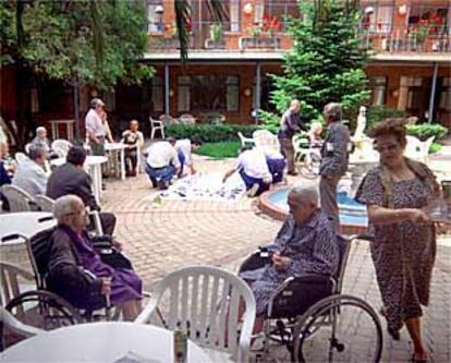 Varios ancianos pasaban ayer la tarde en el patio de la residencia para la tercera edad de San Blas.