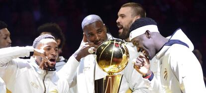 Powell, Ibaka, Gasol y Siakam celebran el anillo.