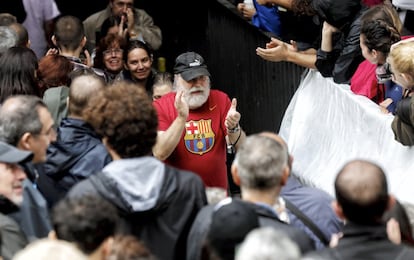 Una hombre sale entre aplausos tras votar.