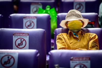 Un pasajero espera su tren en la Estación Central de Ferrocarriles de Hua Lamphong en Bangkok. Tailandia confirmó 315 nuevos casos de covid-19 en las últimas 24 horas, la mayoría contagios locales en esta segunda oleada que azota al país asiático desde mediados de diciembre y que ha obligado a las autoridades sanitarias a preparar restricciones más severas.