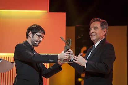 Iñaki Gabilondo recibe el galardón al mejor comunicador de manos del presentador Juanra Bonet.