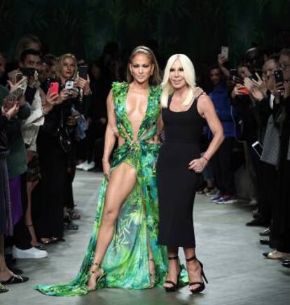 Jennifer López y Donatella Versace, rodeadas de cámaras, al final de su desfile de Primavera / Verano 2020 en Milán.