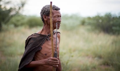 Kayate, un anciano de la minoría san de Botsuana vestido a la manera tradicional en los alrededores de Ghanzi, en diciembre de 2017.