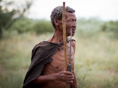 Kayate, un anciano de la minoría san de Botsuana vestido a la manera tradicional en los alrededores de Ghanzi, en diciembre de 2017.