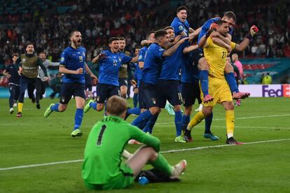 Los jugadores de la selección italñiana celebran la victoria abrazando a su portero Gianluigi Donnarumma.