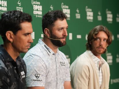 Rafa Cabrera, Jon Rahm y Tommy Fleetwood, este martes en el Ayuntamiento de Madrid.