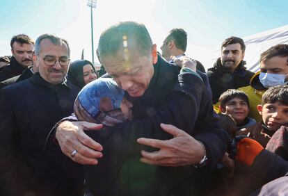 El presidente turco, Recep Tayyip Erdogan, abrazaba a una mujer en su visita de este miércoles a Kahramanmaras, una de las localidades más afectadas por los terremotos.