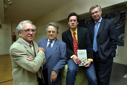 De izquierda a derecha, José Álvarez Junco, Santos Juliá, Nigel Towson y Charles Powell posan durante la presentación del libro 'Historia Virtual de España', en 2004.