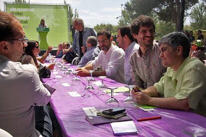 Urtasun, con camisa de cuadros, rodeado de dirigentes de ICV, ayer en El Prat de Llobregat.