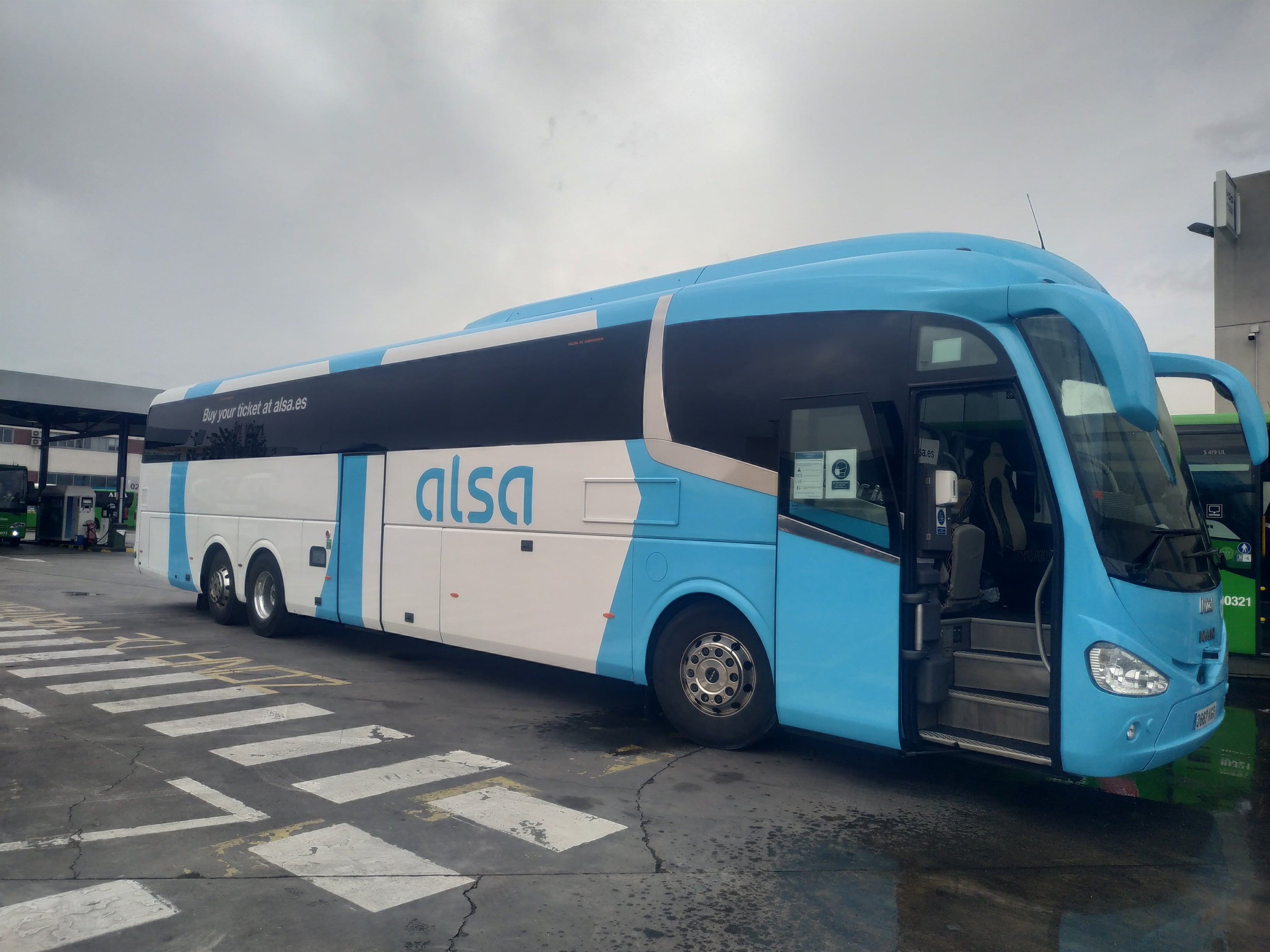 La familia Cosmen y Asterion preparan una opa de 338 millones por la británica Mobico, matriz de Alsa