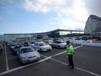 Colas de veh&iacute;culos para salir de Gibraltar.