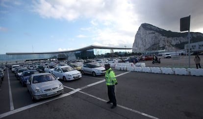 Colas de veh&iacute;culos para salir de Gibraltar.