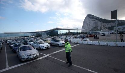 Colas de vehículos para salir de Gibraltar.